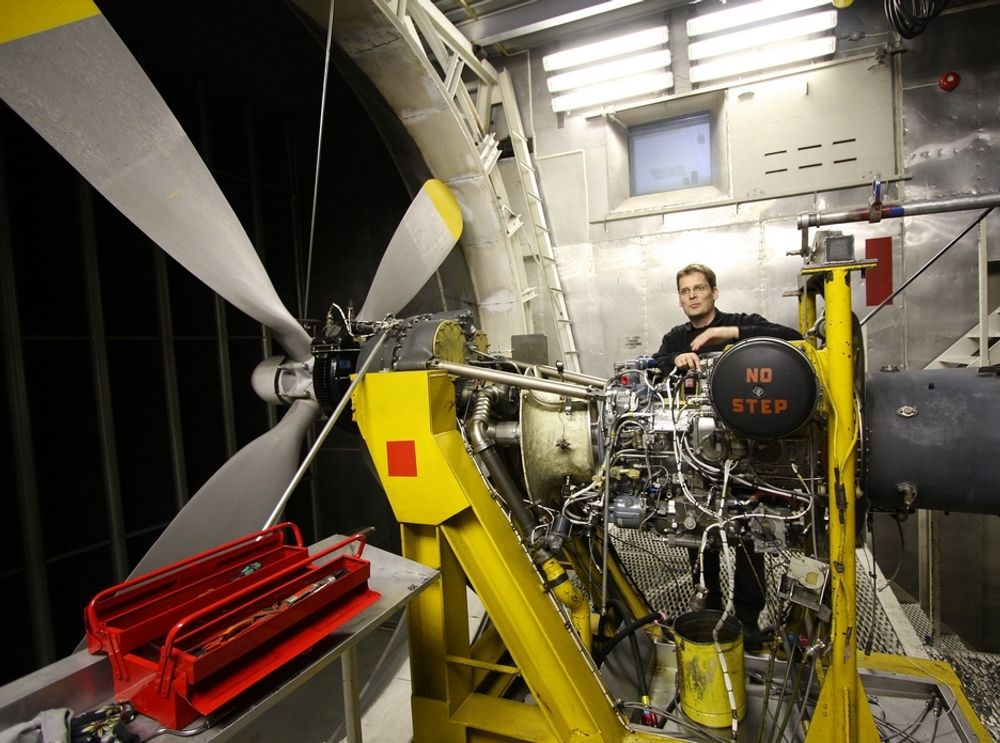 Denne testcella er blitt benyttet til Hercules- og Orion-motorer. På bildet. Magne Sørflaten som er formann på LHKs motorprøvehall.