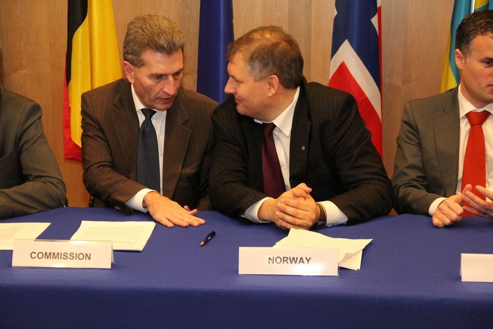 TETT INTEGRERT: Terje Riis-Johansen og EUs energikommisær Günther Oettinger prater under signeringen av en felles avtale om et elnett i Nordsjøen. Kapasiteten for havvind i Nordsjøen overgår petroleumsreservene i Midtøsten, mener EU-presidentskapet.