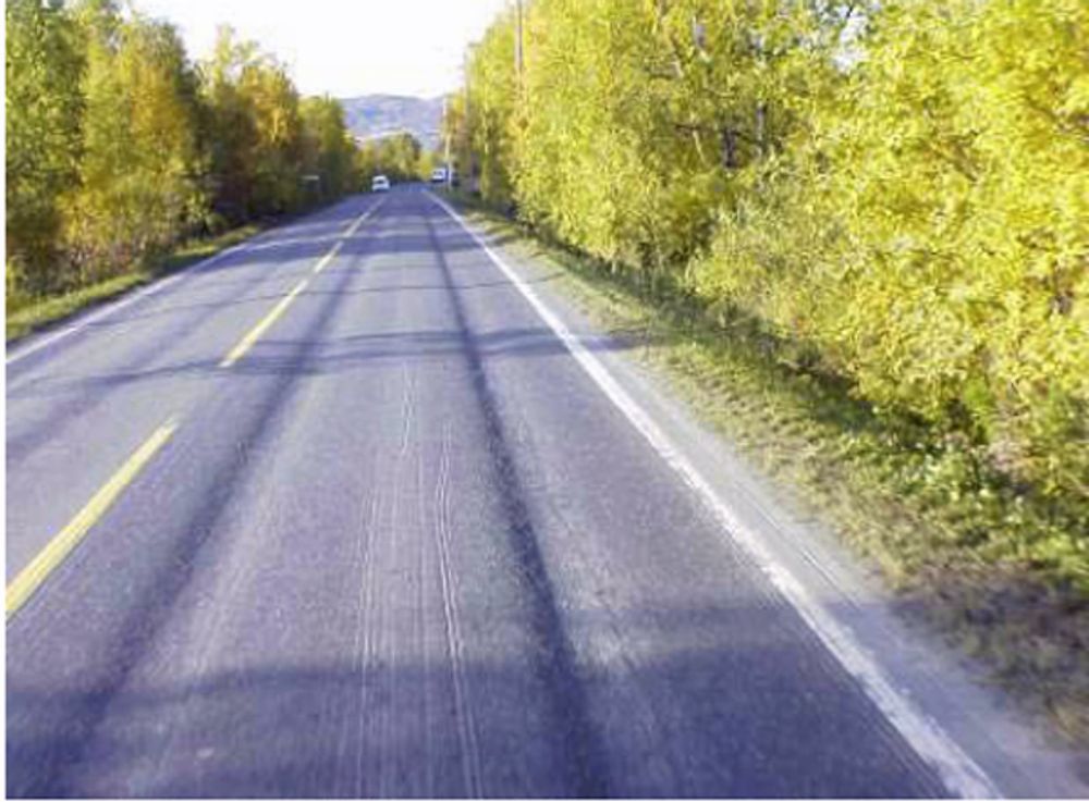Finnmark fylkeskommune hadde ikke penger nok til nytt dekke på hele veien og lot det stå igjen strekninger som ikke ble utbedret og med 4,8 centimeter spordybde. Her skjedde det en ulykke som kostet tre liv.