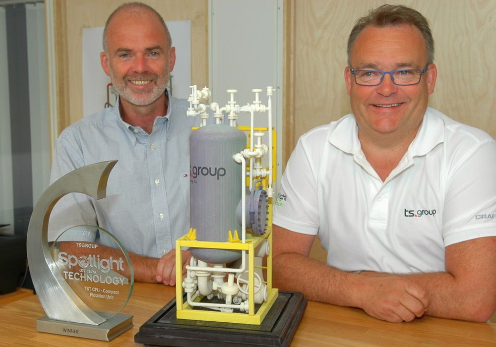 PRISBELØNT: Terje Kornberg og Bjørn Simonsen med en modell av en CFU. Teknologien fikk stor oppmerksomhet og fikk en teknologipris under årets OTC i Houston.