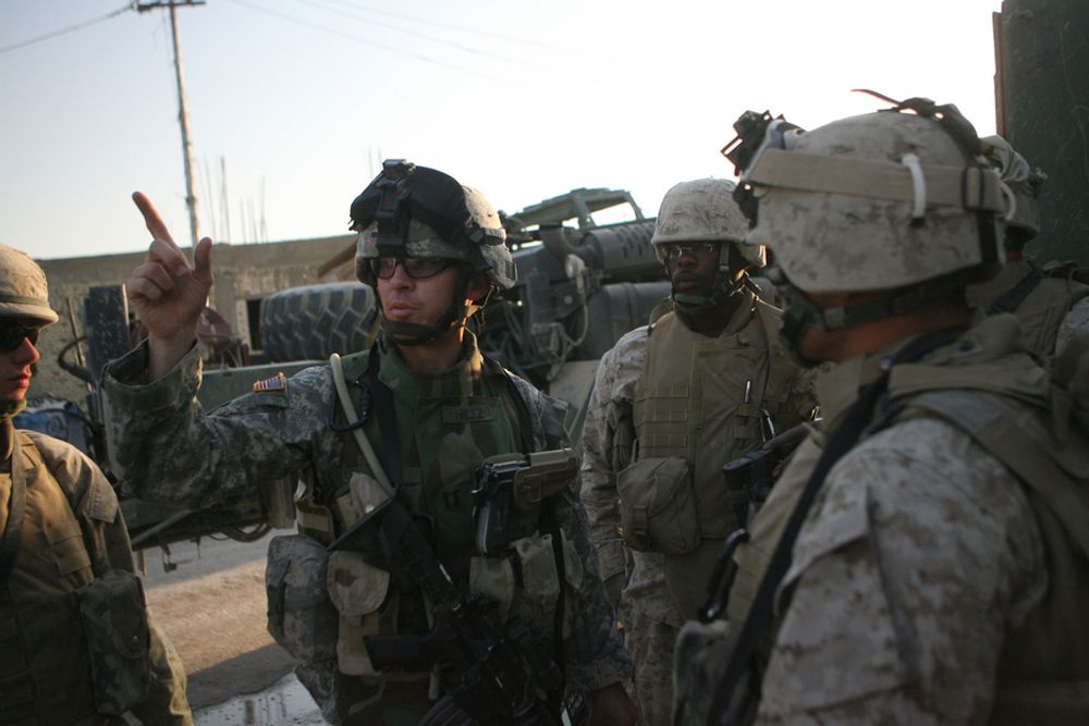 STRIDSKLARE: Soldater fra US Marines, Logistikkgruppa, i Irak juni i år.Soldatene trenger støybeskyttelse, men må samtidig kunne kommunisere.