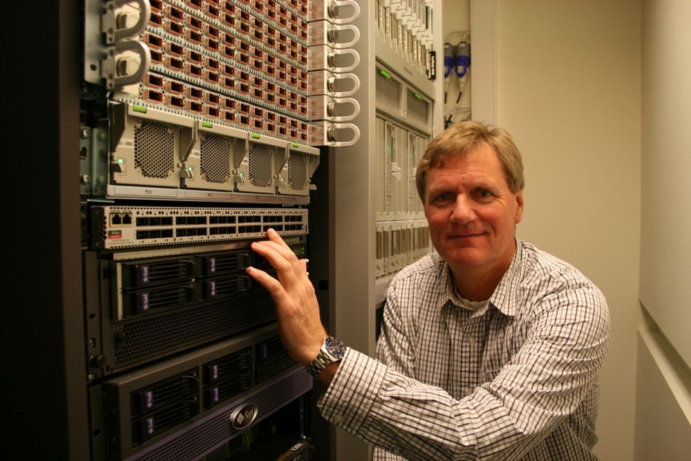 SUPERRASK: Sjef for Infiniband i Oracle, Eivind Rongved, har ledet utviklingen av det som kan blir servernes interne supermotorvei. Her avbildet i labben på Skullerud.