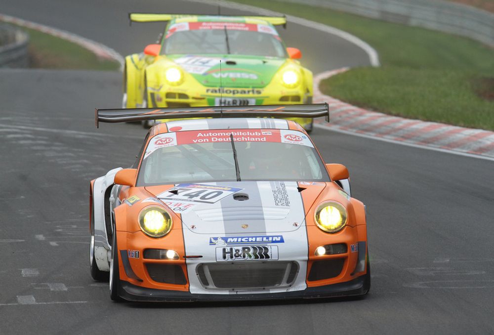 Porsche Works' 911 GT3 Hybrid (hvitoransje) tok en tredjeplass i runde to av årets Nürburgring langdistansemesterskap, mens den gulgrønne, konvensjonelle GT3 R-en tok sin andre strake seier.