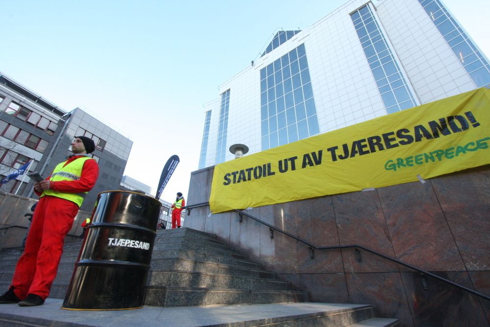 Greenpeace aksjonerte mot oljesand utenfor Statoils hovedkvarter.