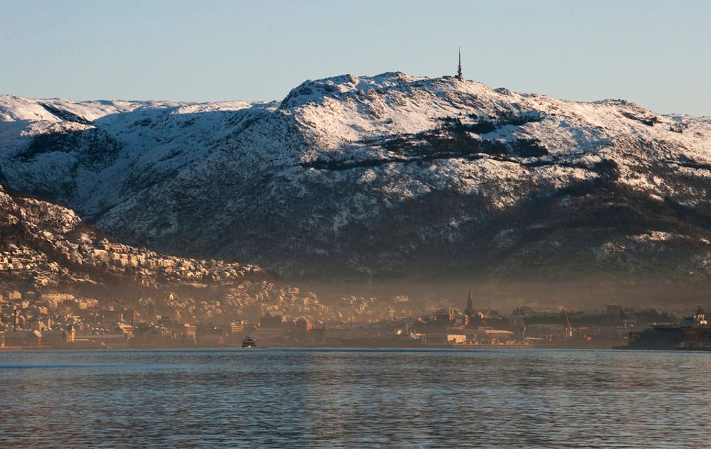 LOKK: Utslipp av NOx og partikler fra vedfyring er de største kildene til foruresningen, som blir liggende som et lokk på grunn av inversjonseffekt (varm luft over kald, stillestående luft). Bergen sett fra Askøy.