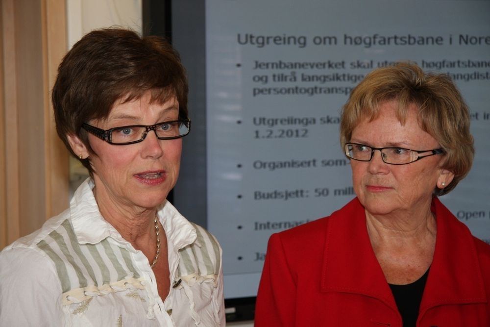Jernbanedirektør Elisabeth Enger og samferdselsminister Magnhild Meltveit Kleppa under pressekonferansen i dag, hvor høyhastighetsmandatet ble lagt frem.