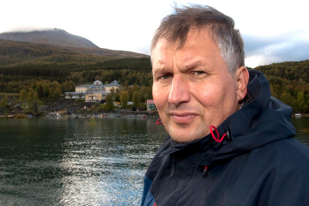 Olje- og energiminister Terje Riis-Johansen (Ap) fastholder at han var ukjent med at Senterpartiet hadde fått penger fra Troms Kraft og Eidsiva Energi.