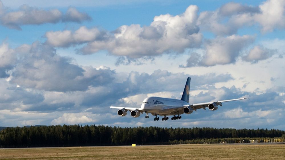 Med Avinors nye system på Gardermoen kan fly - også Airbus A380, som her - gå på tomgang ned til landing.