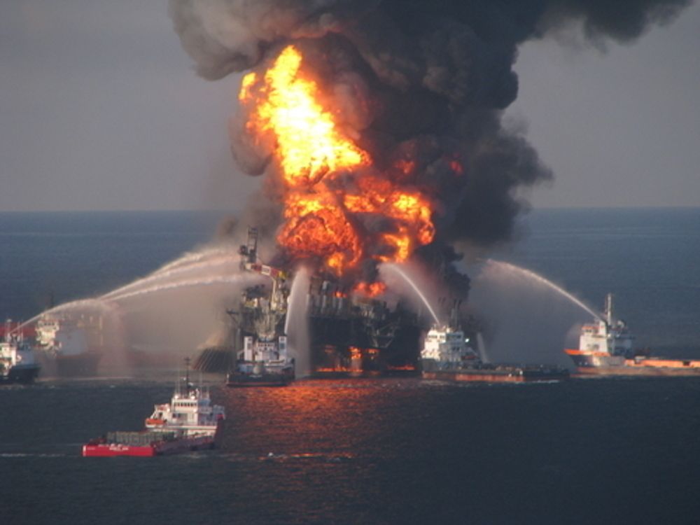 EKSPLOSJON: Første eksplosjon på Deepwater Horizon 20. april ble fulgt av enda en kraftig eksplosjon 22. april. Seinere samme dag synker riggen, som er bygget i 2001.