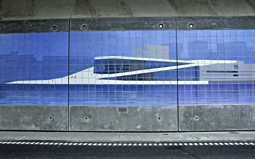 Et freskomaleri på tunnelveggen markerer hvor man passerer operaen.
