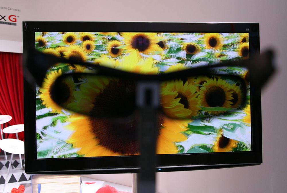 IFA. Omtrent slik arter 3D-TV seg - her med briller og TV fra Panasonic.