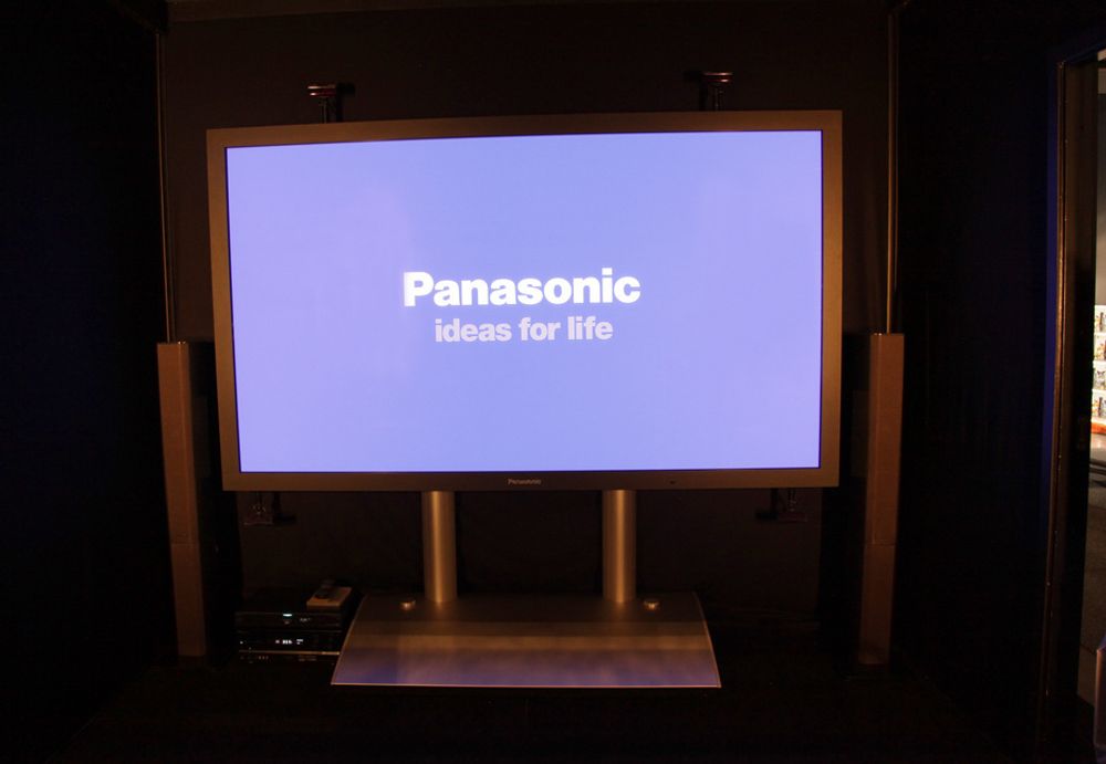 ENORM: Panasonic har med seg sin gigantiske 103 tommer store plasmaskjerm til Elektrofil. Den bruker de til å demonstrere 3DTV.