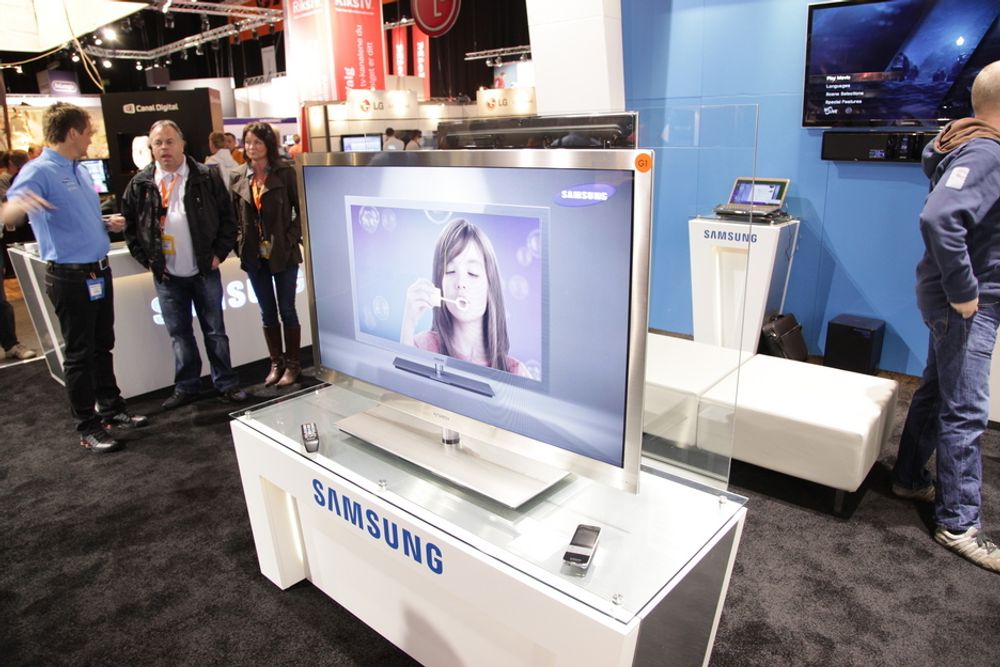 SYLTYNN: Samsung viste også frem en preproduksjonsmodell av nykommer-TV-en UE46C9005. Den har 200Hz-teknologi, 3D-støtte og er bare 0,8 cm (!) tykk.