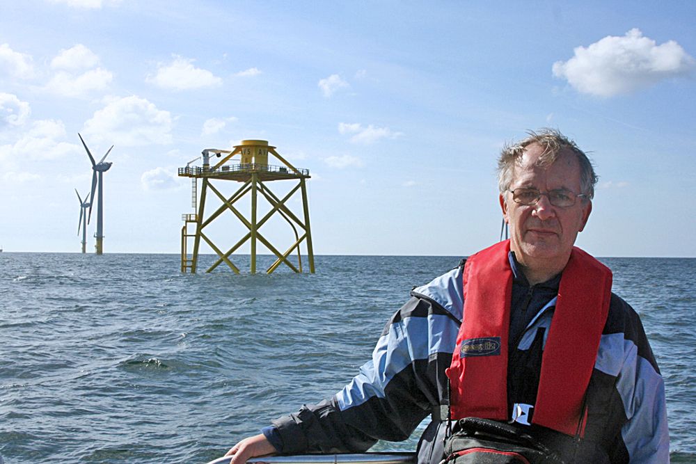 DELFINENE TILBAKE: Direktør Per Bull Haugsøen i OWEC Tower foran et av fundamentene på Alpha Ventus i Nordsjøen utenfor Tyskland. Delfinene er tilbake, og mange arter trives på fundamentene, ifølge tyske forskere.