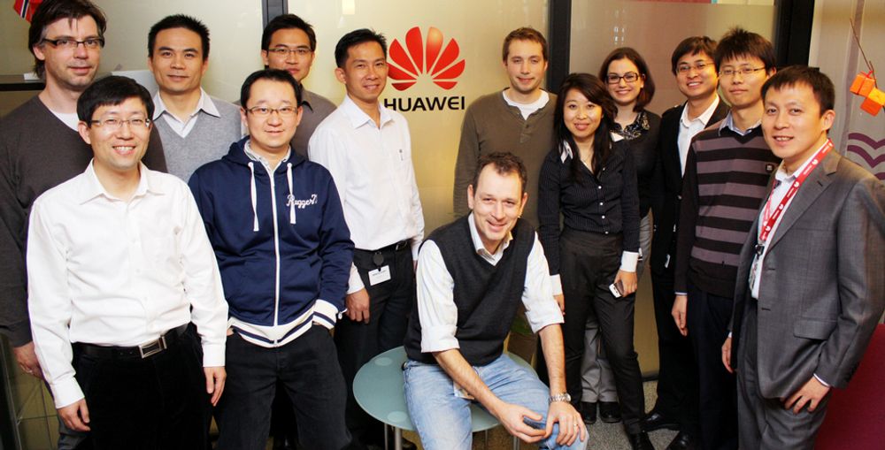 I LØVENS HULE: Huawei Technologies, slik det framstår i Norge per i dag - mye kinesisk og litt norsk, svensk og fransk. I midten pressekontakt Anders Ljunggren, VP Jay Zhang ytterst til høyre.