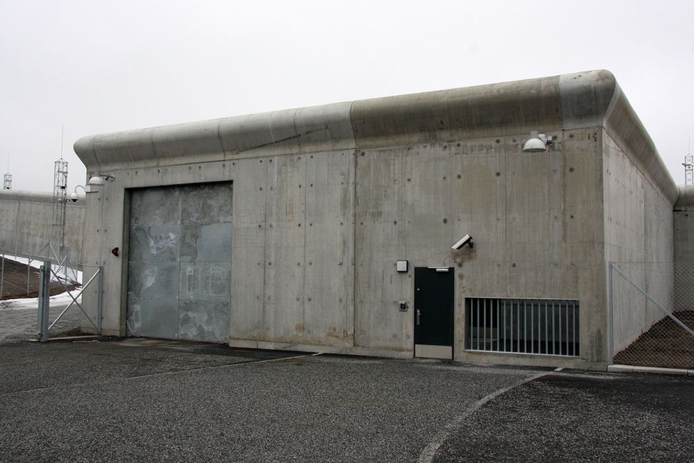SIKKERT: Slusen innenfor hovedinngangen har like høye murer som selve fengselsmuren. Biler må gjennom kontrollpost og to porter for å komme inn, og fotgjengere må gjennom tre dører, kontrollpost og metalldetektor.