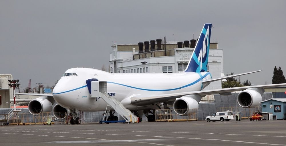 Her er den nye jumbojeten 747-8F som fløy for første gang tidligere i år. Flyet er 5,6 meter lengre enn den originale 747. Dette er fraktversjonen som er forlenget delvis i midtpartiet og delvis i "nakken". Passasjerversjonen får sine ekstra meter i to etasjer.