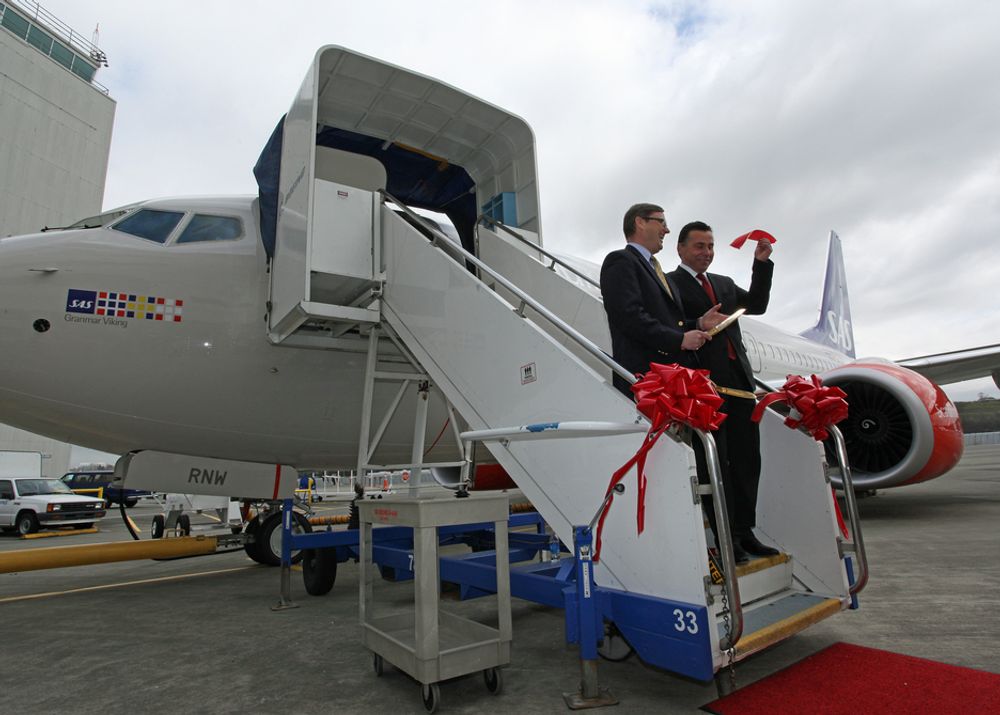 Lindsay N. Anderson (t.v), som er leveringsdirektør i Boeing, og kommersiell direktør Robin Kamark i SAS klipper snora for leveringen av den foreløpig siste 737-maskinen til SAS, LN-RNW "Granmar Viking".