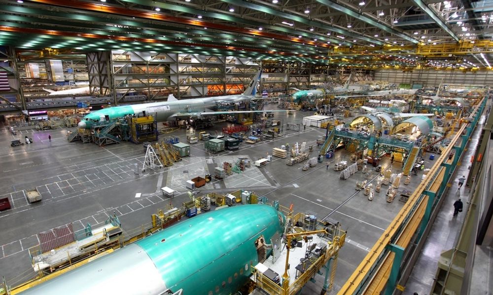 I taket inne på Everett-fabrikken går det til sammen 26 kraner på et skinnenettverk på hele 72 kilometer. Kranene her inne på 777-monteringen kan løfte 36,3 tonn hver.