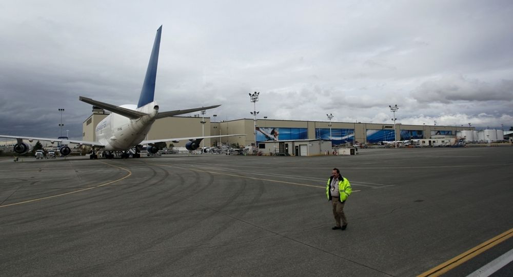 Utenfor det gigantiske fabrikkanlegget i Everett, hvor bredbuksflyene bygges, står et Dreamlifter-fly. Dette er ombygde 747-er som brukes til å frakte inn deler til 787.
