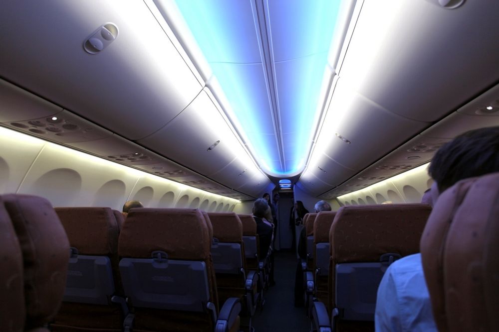 Slik er det nye "himmelinteriøret" som blant andre Norwegian har bestilt på sine 737-800-fly som leveres nærmere jul. Sky Interior er inspirert av 787-interiøret, og har blant annet blått LED-lys i taket.