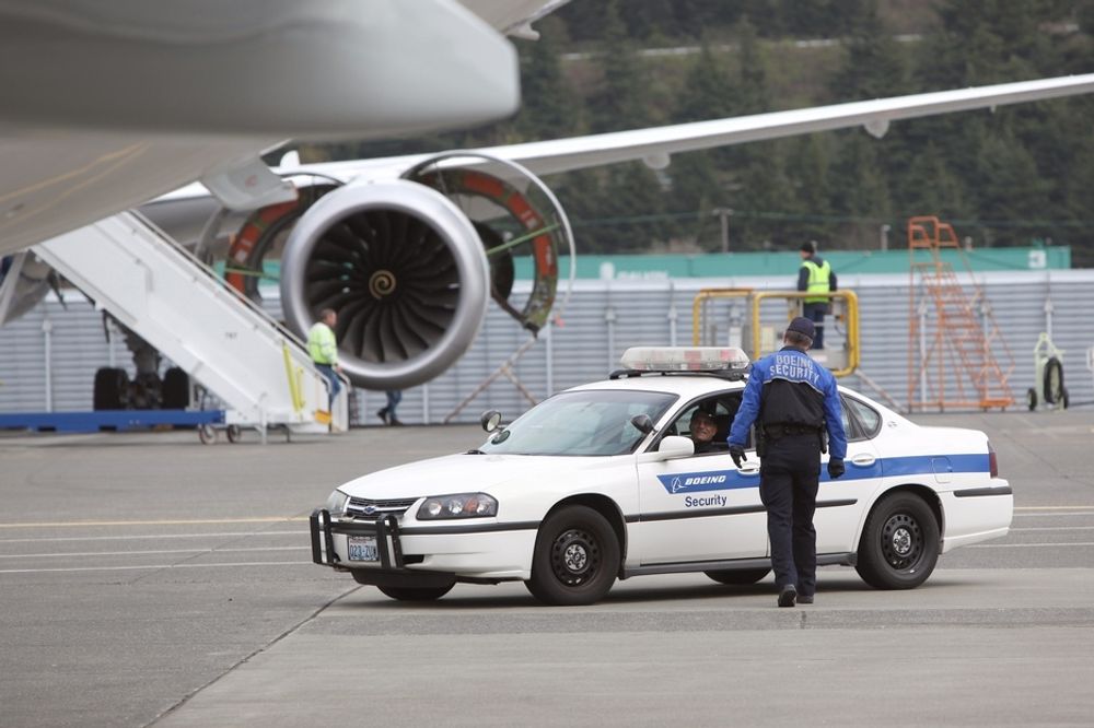 Naturlig nok er det relativt omfattende sikkerhetsopplegg på Boeing Field i Seattle.