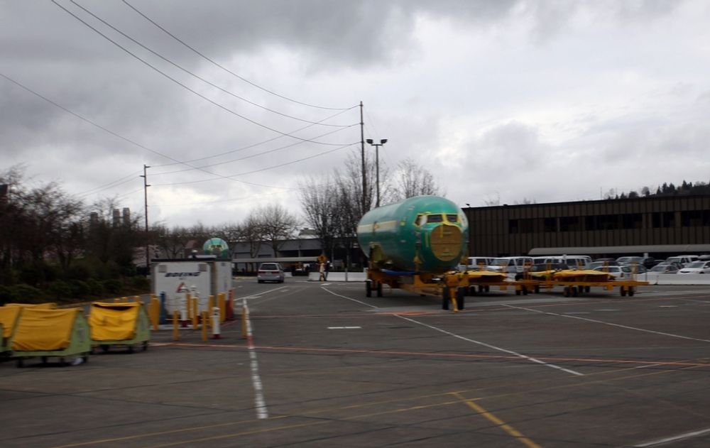 Selskapet Spirit AeroSystems bygger 737-skrogene i Wichita, Kansas. Herfra blir de fraktet med tog til sluttmonteringsfabrikken i Renton. Frakten tar åtte dager.