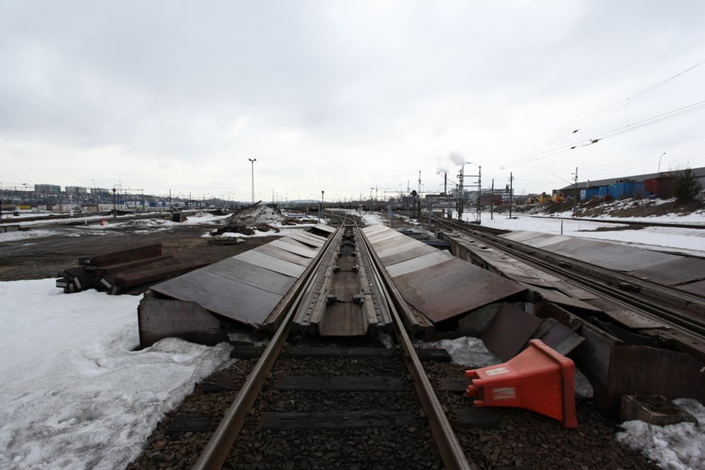 GAMMELT KONSEPT: Bremseutstyret på godsterminalen på Alnabru er av samme typen som ble brukt i 1971. Det har imidlertid gjennomgått kontinuerlig vedlikehold og banesjef Per Herman Sørlie anslo at ingenting av det gamle utstyret sto igjen.