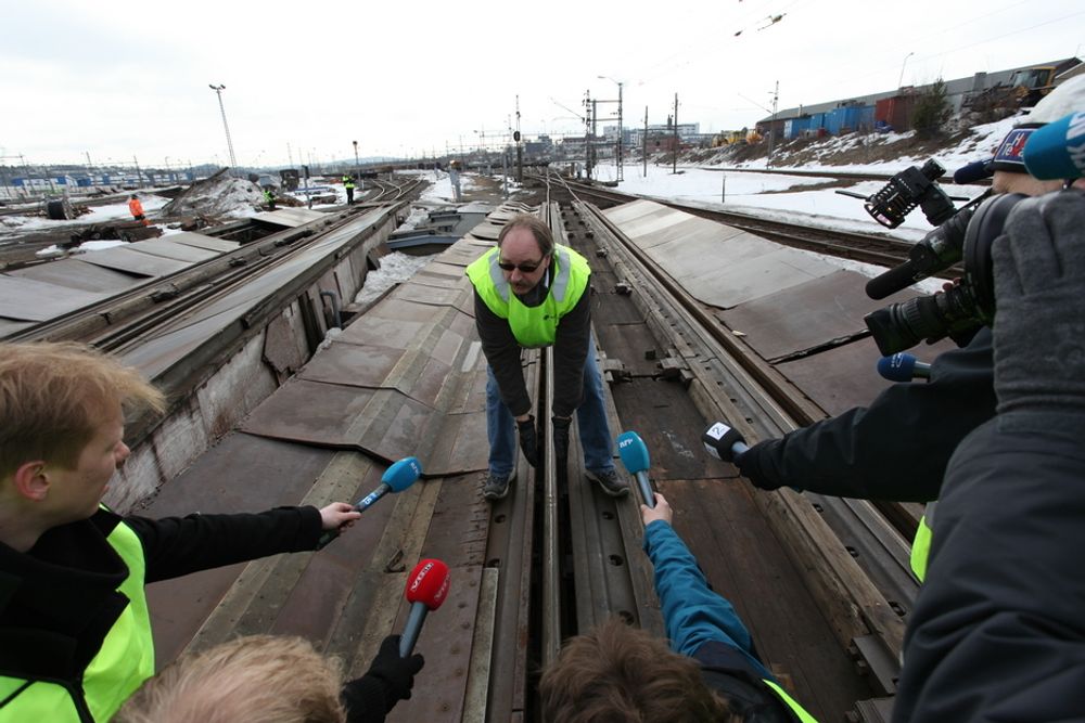 BREMS: Banesjef Per Herman Sørlie med sporbremsene ("bjelkebrems") som vanligvis brukes til å kontrollere farten på togene.