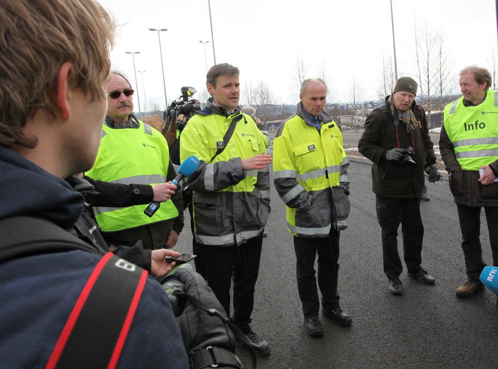 HEMMELIG: Informasjonssjef Tor Erik Skarpen i Jernbaneverket (i midten) og banesjef Per Herman Sørlie (t.v.) hadde lite å fortelle om årsakene til at toget løp løpsk. De ville overlate de videre undersøkelsene til politiet og Havarikommisjonen.