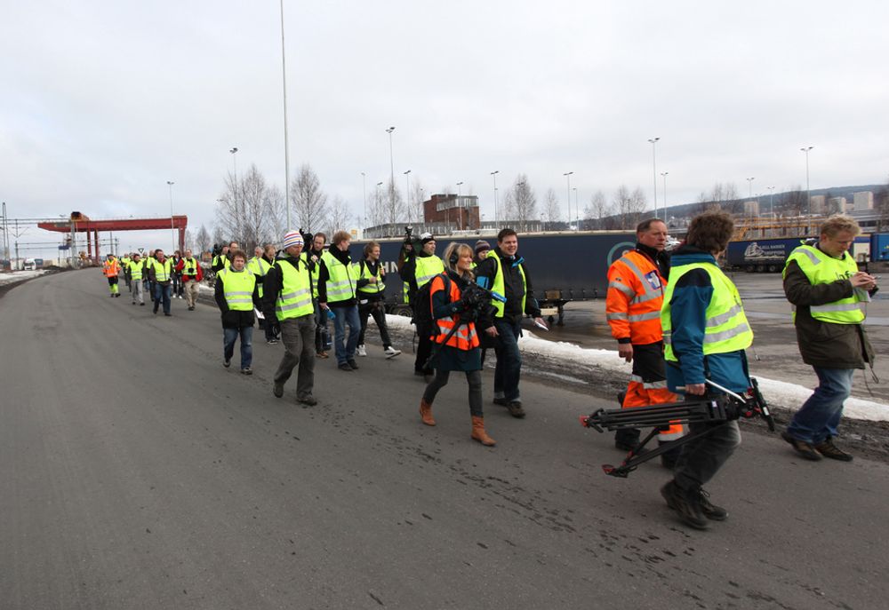 TRANGT: Alt som kunne krype og gå av hovedstadspresse hadde møtt opp på Alnabru for å få se seg rundt på godsterminalen.