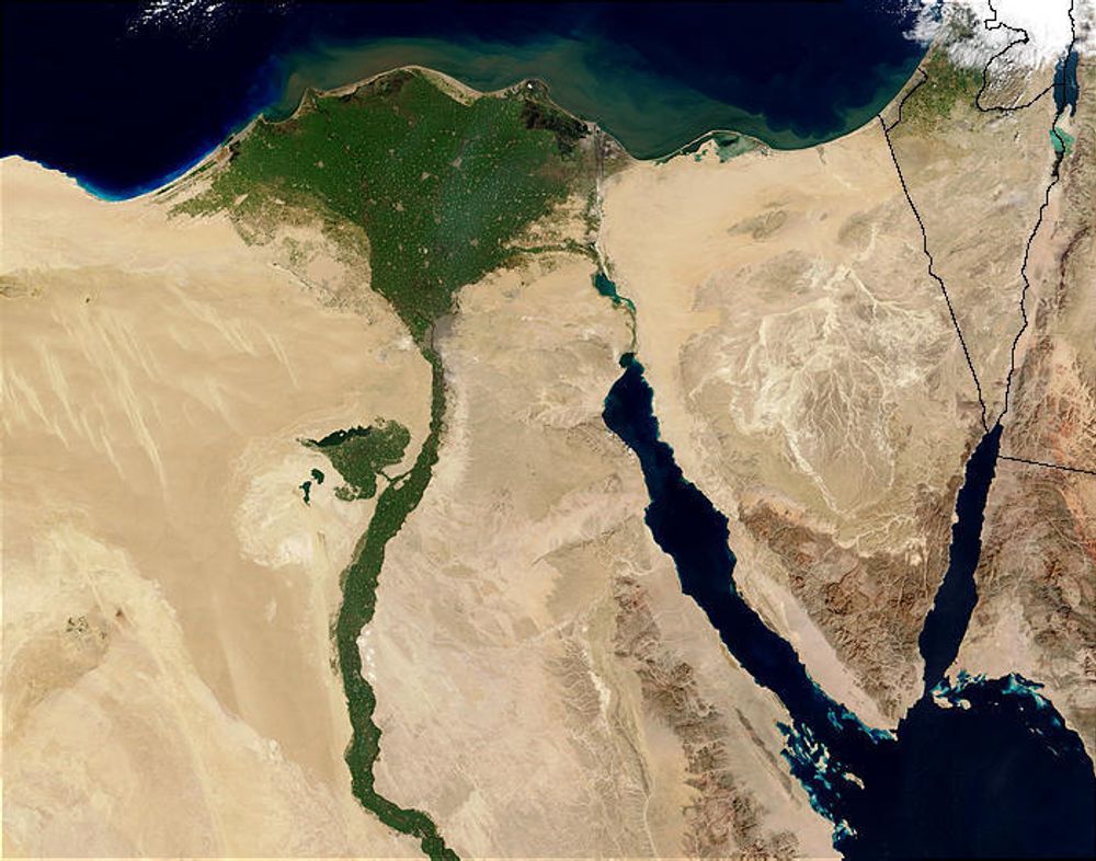 Egyptiske myndigheter har stengt alle vannrensingsanlegg etter at en lekter har lekket ut minst 100 tonn diesel i Nilen.
