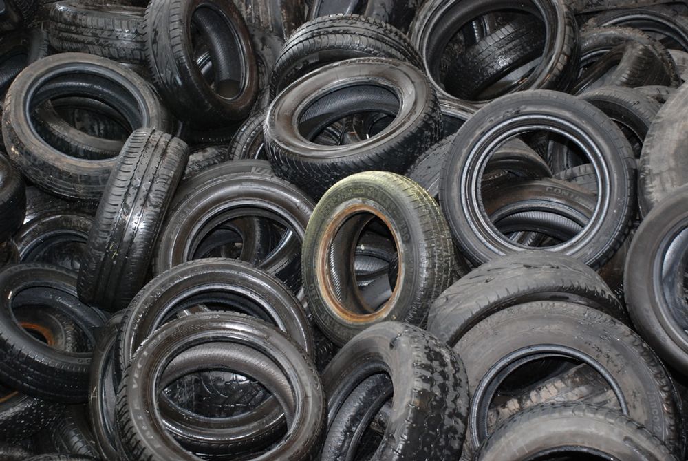 BØR GJENVINNES: Gummien fra gamle bildekk bør gjenvinnes enten i nye dekk eller inngå i andre produkter, og ikke brukes som toppdekke på søppelfyllinger i utlandet, mener bransjeforeningen Avfall Norge.