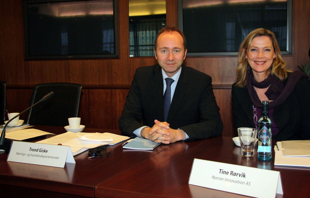 Tine Rørvik fikk æren av å sitte ved siden av næringsminister Trond Giske under det første 2020-møtet.