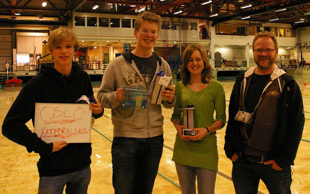 VINNERLAGET: Oslo katedralskole, ved Eivind Jahr Kirkeby (f.v.), Lars Furu Kjelsaas, Andrea Liereng og lærer Dag Rune Christensen.