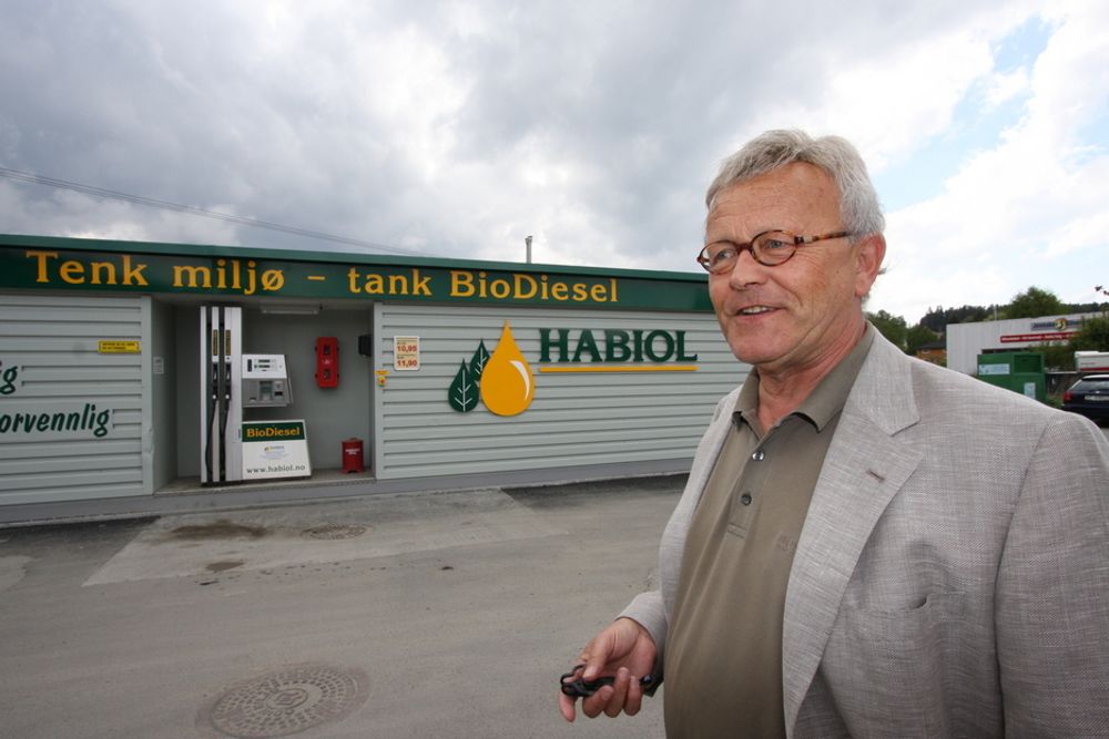 Terje A. Johansen ved Habiols pumpe på Jevnaker