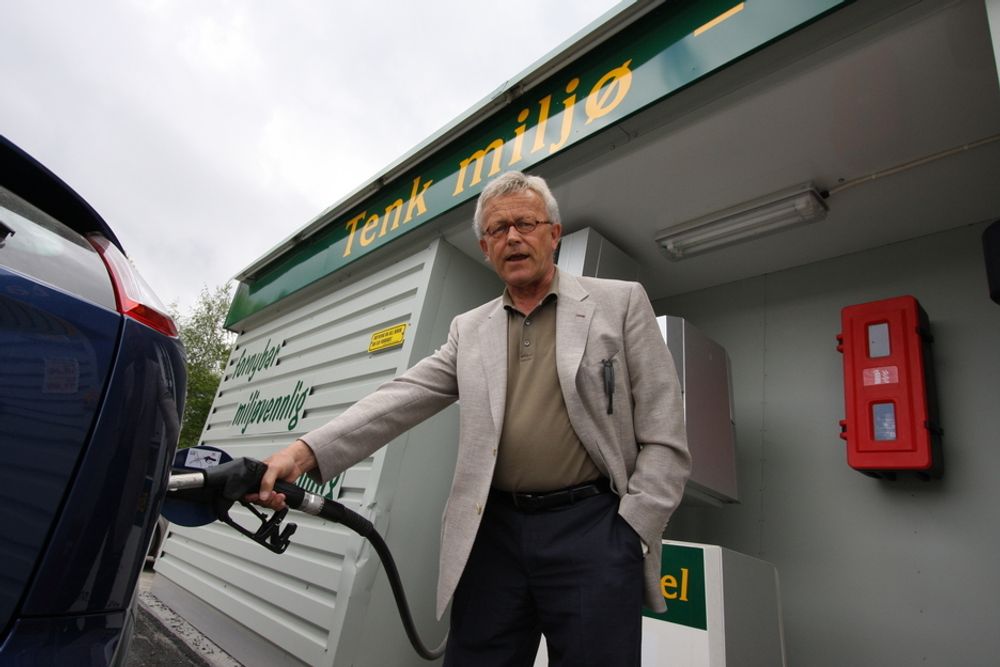 Terje A. Johansen fyller biodiesel fra Habiols pumpe på Jevnaker