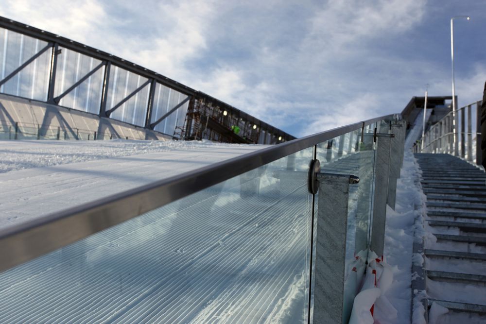 GJENTAS: Samme stål- og glassrekkverk benyttes også langs bakkeprofilen, som et skille mellom det snølagte unna- og ovarennet og trappene / tribunene.