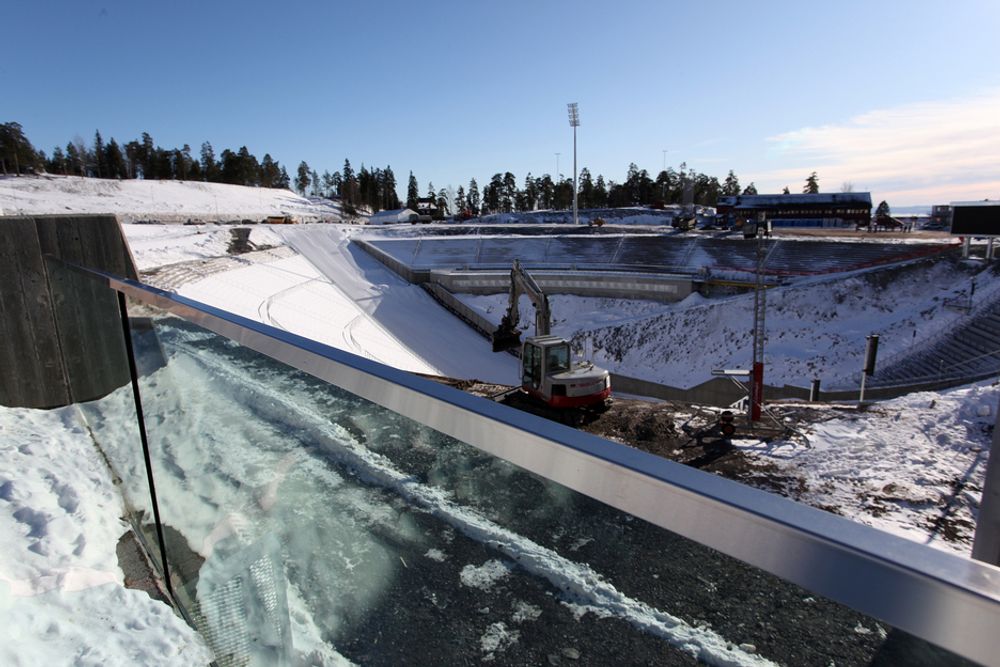 GJENNOMFØRT: Stål, glass og betong går igjen i hele Holmenkollen nasjonalanlegg: Her i rekkverk mot hoppanlegget fra langrennsstadion.