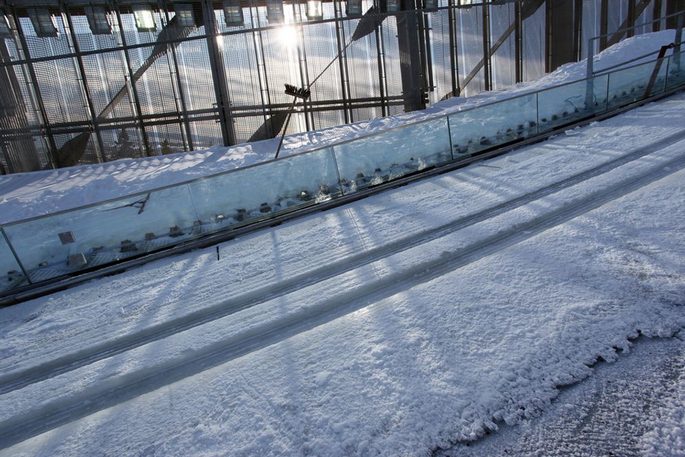 SPOR: Vindskjermingen slipper en varm mars-sol gjennom, og inn på de islagte sporene i nye Kollens ovarenn.