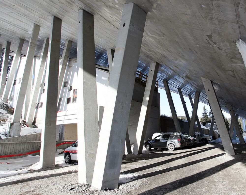SØYLER: Cirka 40 betongsøyler med en samlet lengde på rundt 400 meter er brukt til å støtte opp det nye kulskallet.