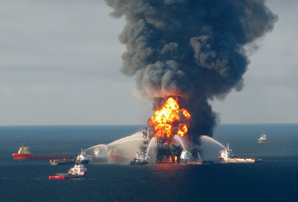 Brannmannskaper forsøkte lenge å slukke flammene på oljeriggen Deepwater Horizon i Mexicogolfen. Men brannen tok ikke slutt før plattformen sank.