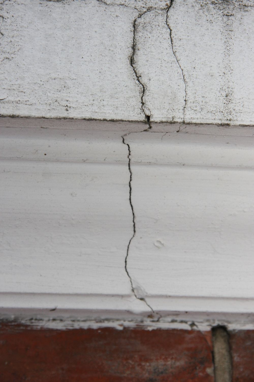 SPREKKER: Deler av både veggene og karmene sprekker opp. Fukt trenger uhemmet inn og skadene blir verre og verre.