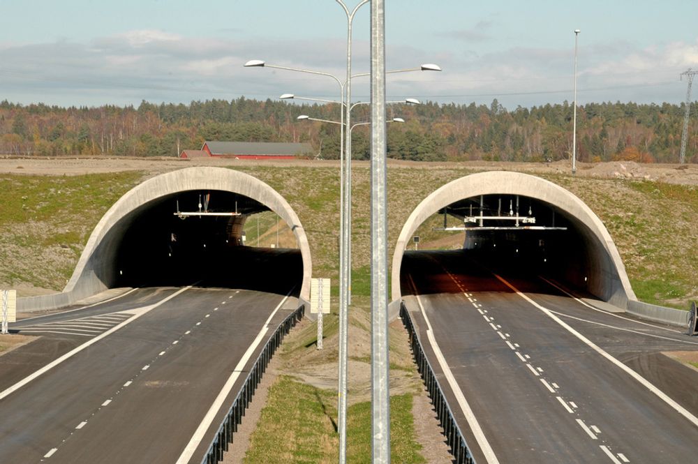 Med lavere fartsgrenser og dermed smalere veier, trenger man ikke dobbelt tunnelløp. Det kan bety betydelige innsparinger og lavere arealbruk, ifølge professor emeritus Harald Norem.