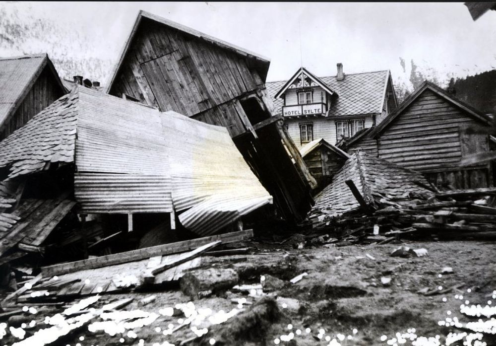 TAFJORDULYKKEN: Natten til 7. april 1934 forårsaket et stort fjellskred en flodbølge i Tafjorden. Denne raserte både bebyggelsen i Tafjord og det lille stedet Fjørå. 41 mennesker omkom. Tafjorden er en 10 km lang arm av Norddalsfjorden i Møre og Romsdal. 30 hus ble knust og totalt ødelagt.