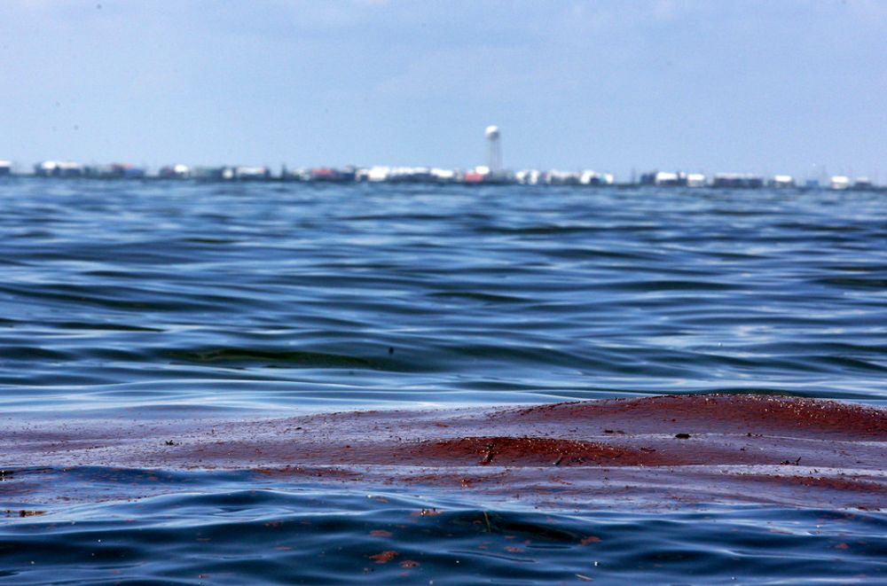 BORTE: 26 prosent av oljesølet er igjen som oljefilm på havoverflaten eller tjære langs strendene. Resten er brudt ned eller fjernet. Dette bildet ble tatt sørøst for Grand Isle i delstaten Louisiana en måned etter lekkasjen startet.