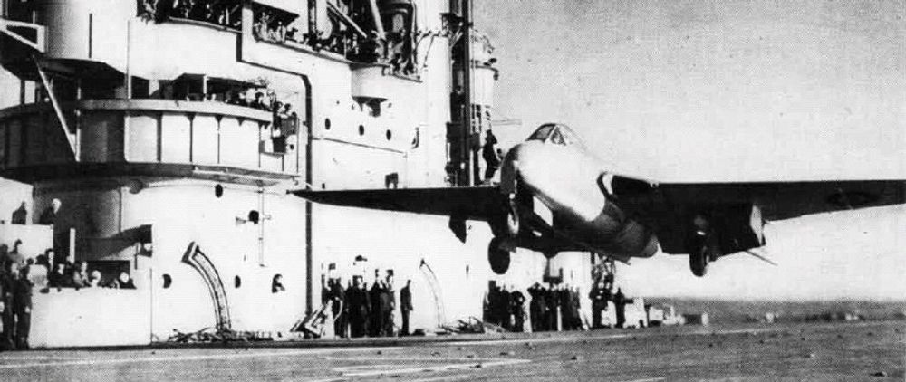 ENESTÅENDE KARRIERE: Her letter Brown fra HMS Ocean i sitt Sea Vampire 21 i desember 1945, etter tidenes første hangarskiplanding med jetfly.