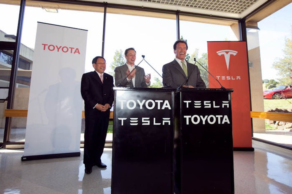 Toyota-sjef Akio Toyoda, Tesla-sjef Elon Musk og californiaguvernør Arnold Schwarzenegger presenterte det nye elbilsamarbeidet på en pressekonferanse torsdag.