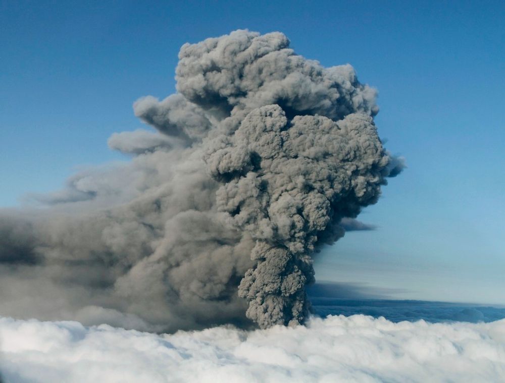Vulkanen under isbreen Eyjafjallajökull har også denne uka spydd ut aske. Bildet er tatt mandag.