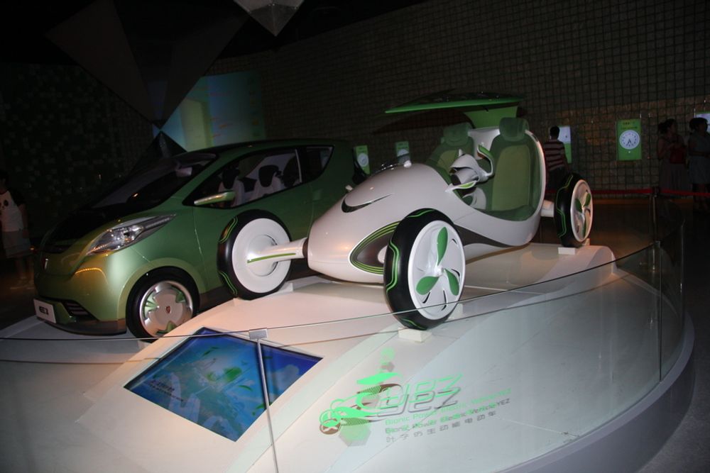 KONSEPTBIL: Denne konseptbilen fra Shanghai Automotive Industry Corporation er tenkt å realiseres innen 2030. Den tar til seg CO2, som omgjøres til ren oksygen som utslipp, den har solceller i tak og vindturbiner i hjulene. Du kan lese mer om bilen på: http://www.ecofriend.org/entry/saic-gm-yez-concept-car-captures-co2-and-releases-fresh-oxygen/Foto: Tormod Haugstad